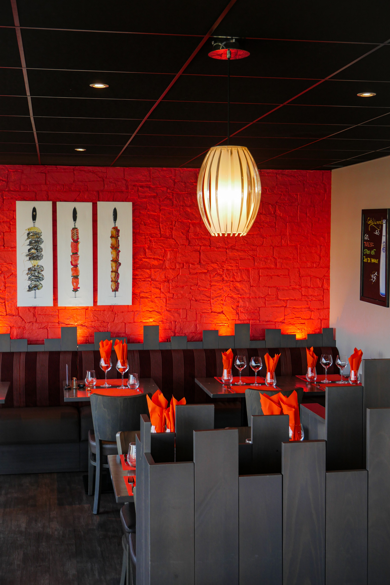 Tables dressées au rideau rouge